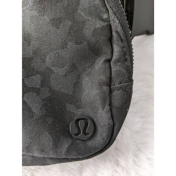Lululemon Everywhere Belt Bag 1L Black Gray Camo - Picture 2 of 10